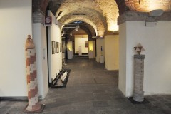 Ex Scuderie di Palazzo Moroni - Ingresso esposizione S-guardo oltre